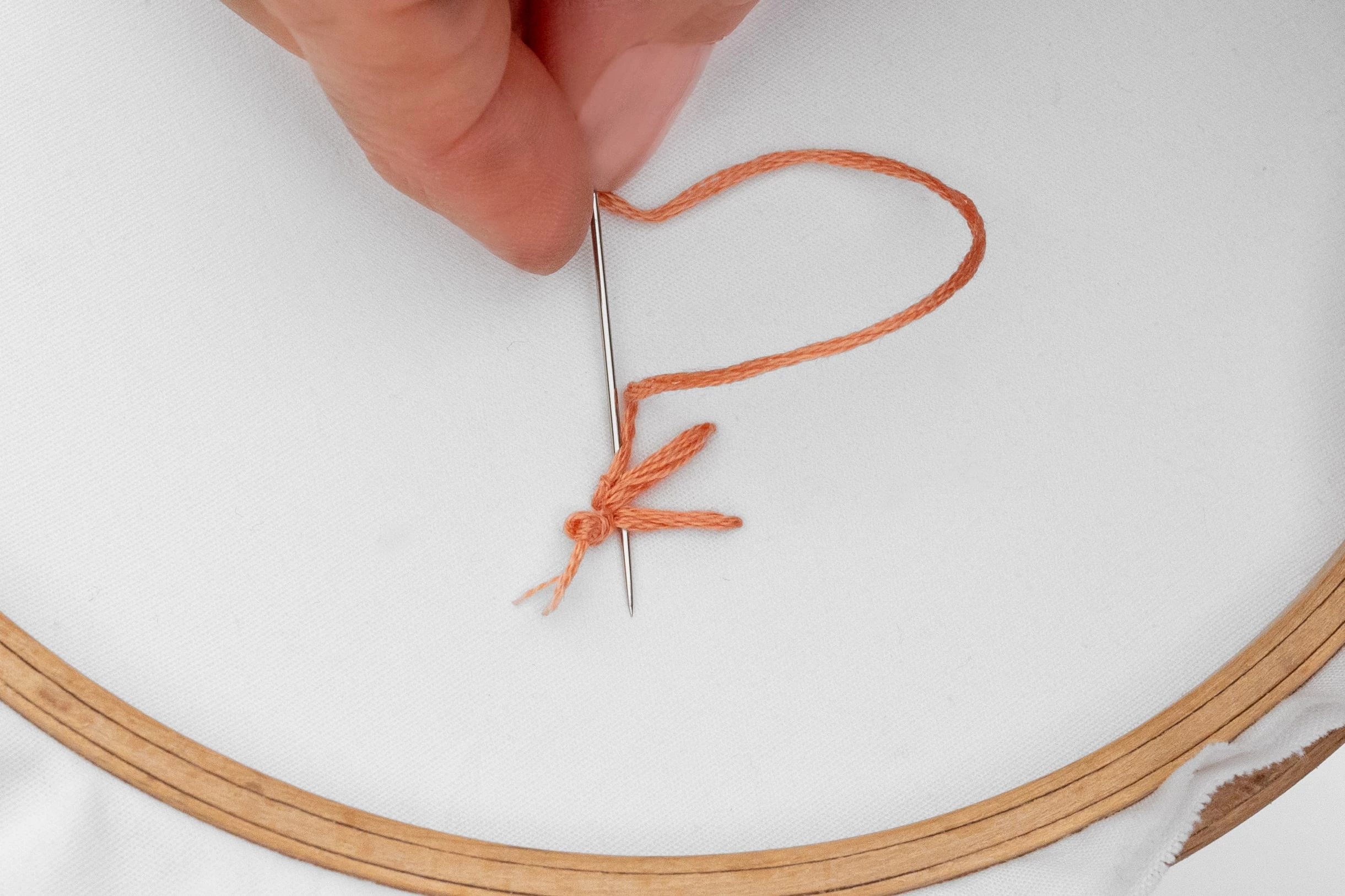using_knots_to_start_and_end_threads_-_learn_this_modern_embroidery_technique_ hand embroidery